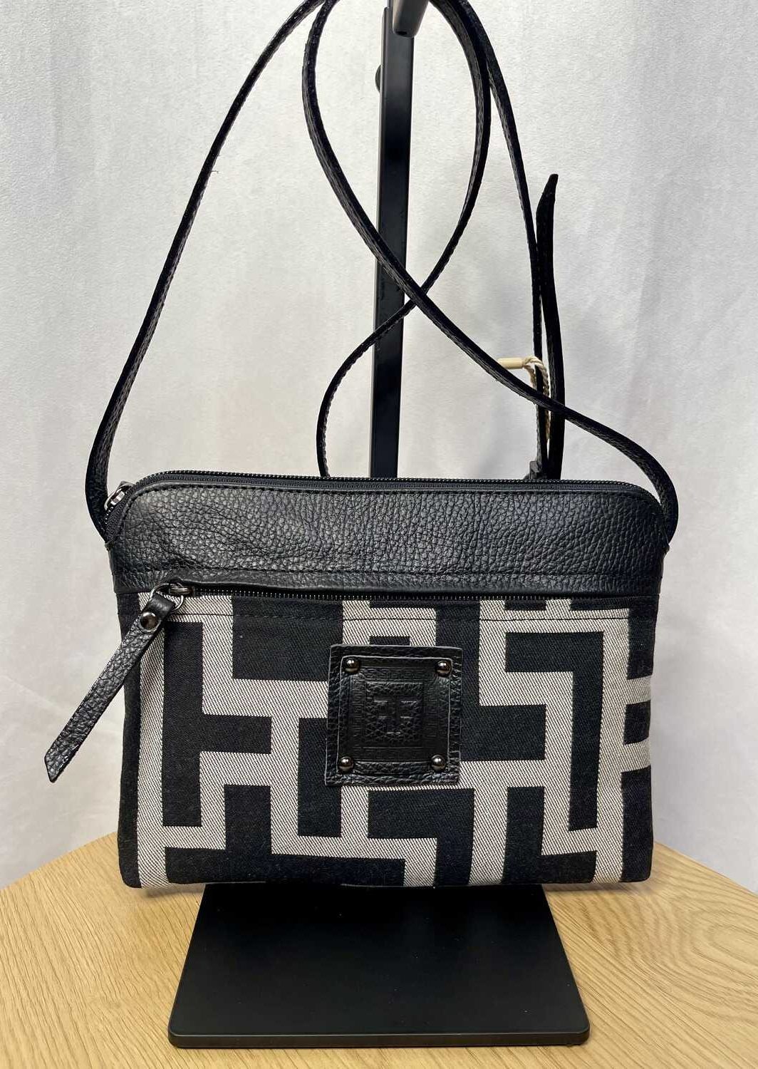 Forest τσάντα χειρός. Κατασκευασμένη στην Ελλάδα από υψηλής ποιότητας ύφασμα με δερμάτινες λεπτομέρειες.