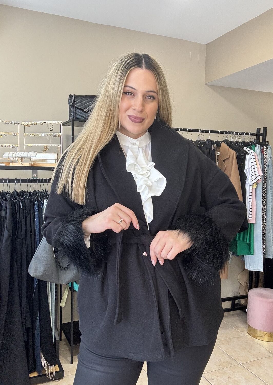 Παλτό κοντό με γούνα στα μανίκια