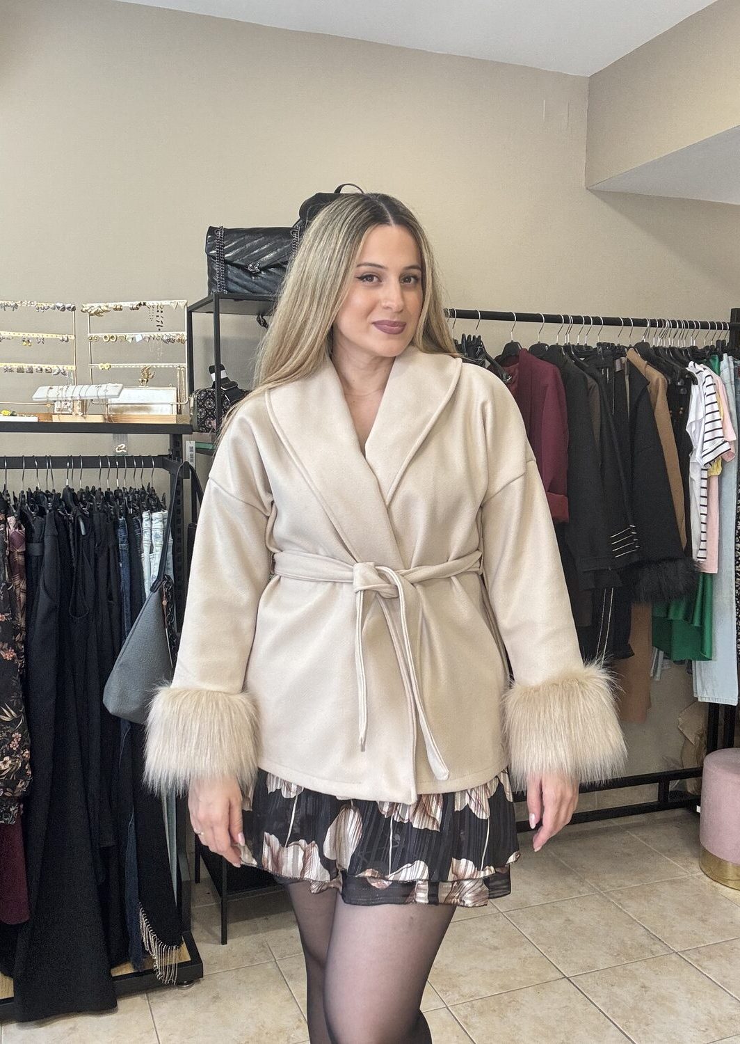 Παλτό κοντό με γούνα στα μανίκια