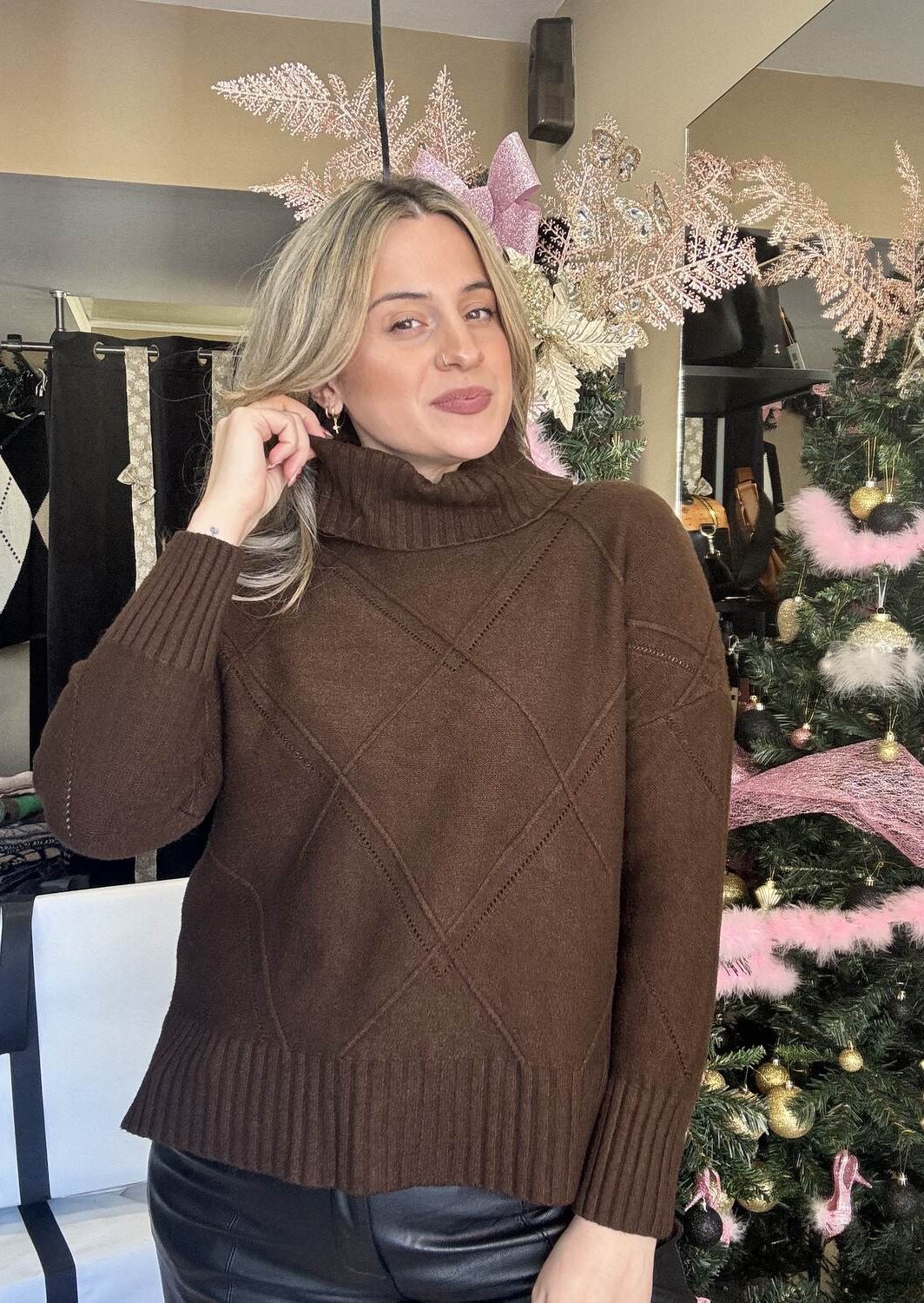 Πουλόβερ καφέ με λαιμό