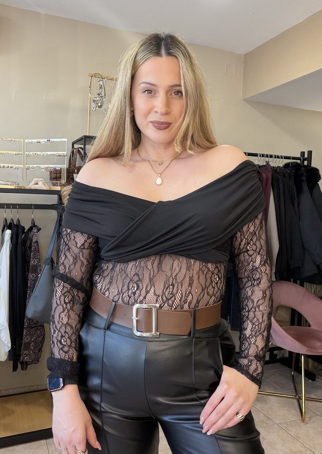 Κορμάκι με δαντέλα