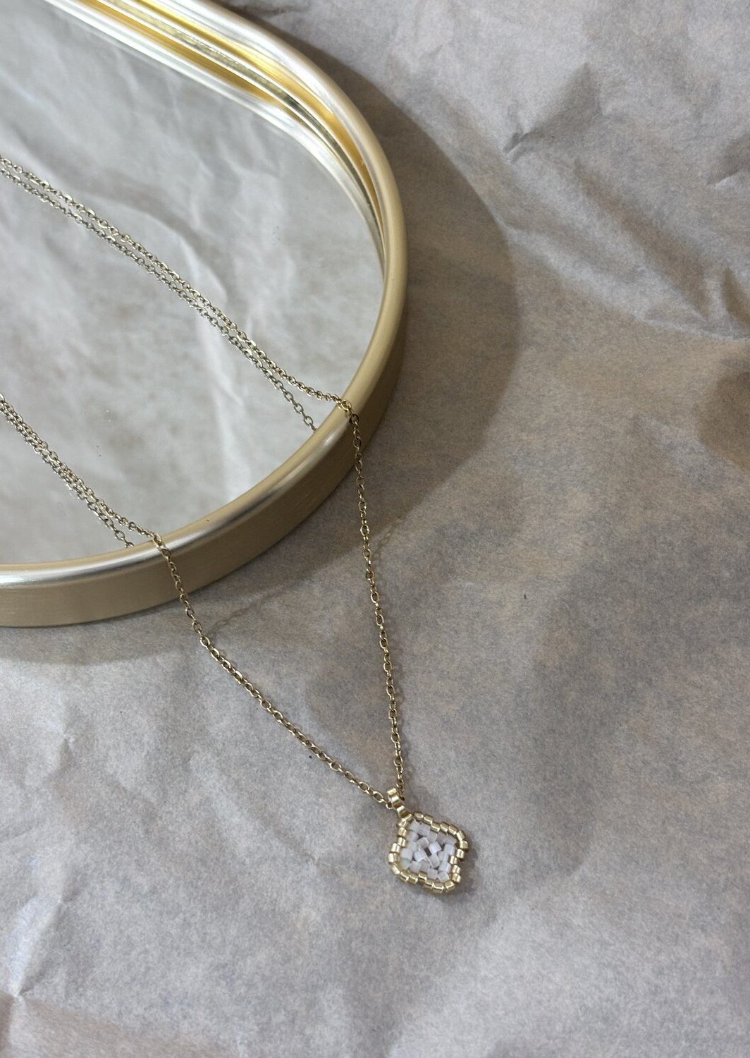 Κολιέ Άσπρο Πλεκτό Σταυρουδάκι Gold